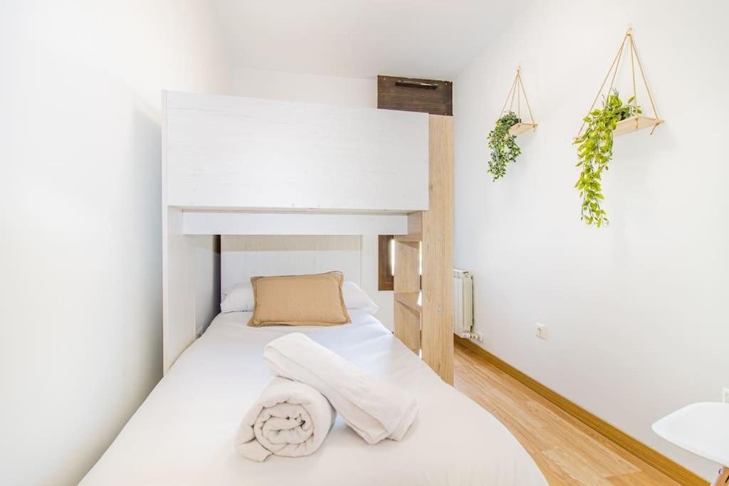 Penthouse Pyrinees , Terrace , Parking & Storage Sabinanigo