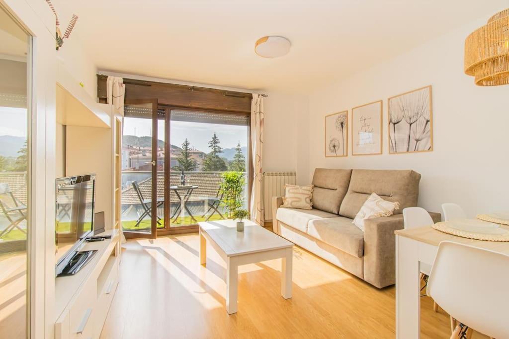 Penthouse Pyrinees , Terrace , Parking & Storage Apartment Sabinanigo